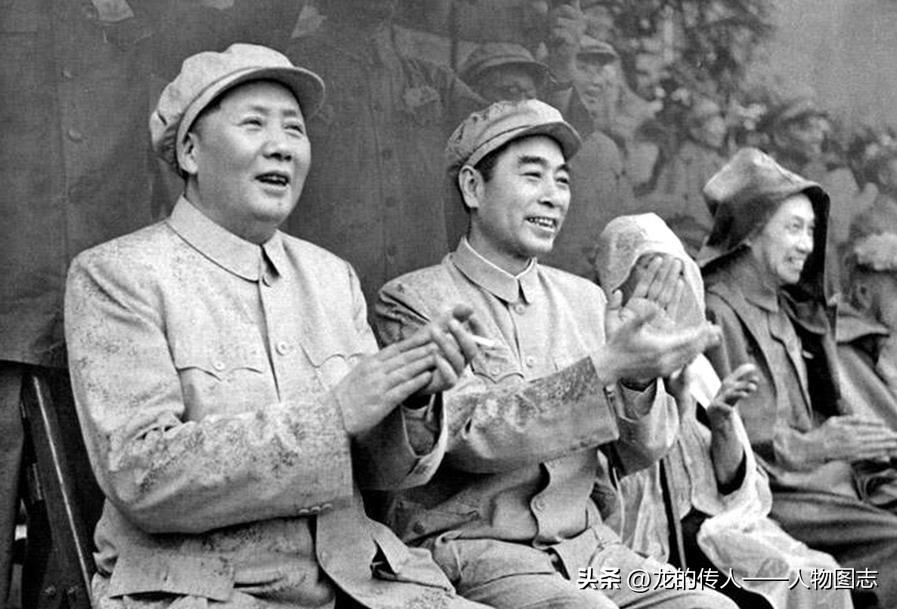 1952年8月1日毛主席、周总理在运动会上