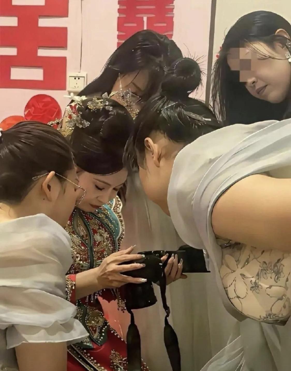 从新娘的表情可以看出，对拍摄的效果不太满意[笑哭]