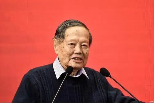 [浮云]杨振宁曾顶着骂名，极力反对花上千亿建大型粒子对撞机，2018年，中科院院