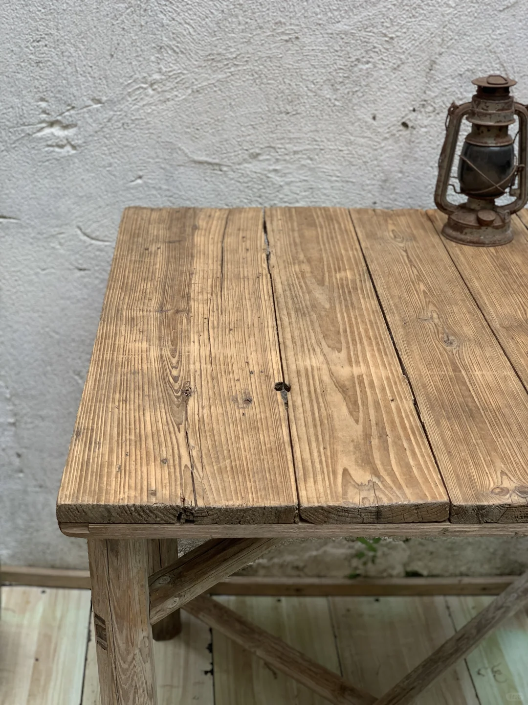 折叠方桌；风化纹理佳：民宿、茶室侘寂家具。