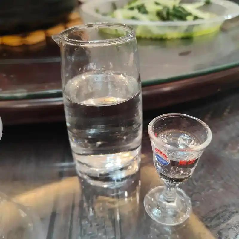 喝白酒要记牢这4个不要
       一是勿碰陈年老酒。“酒越陈越香”并非适用于