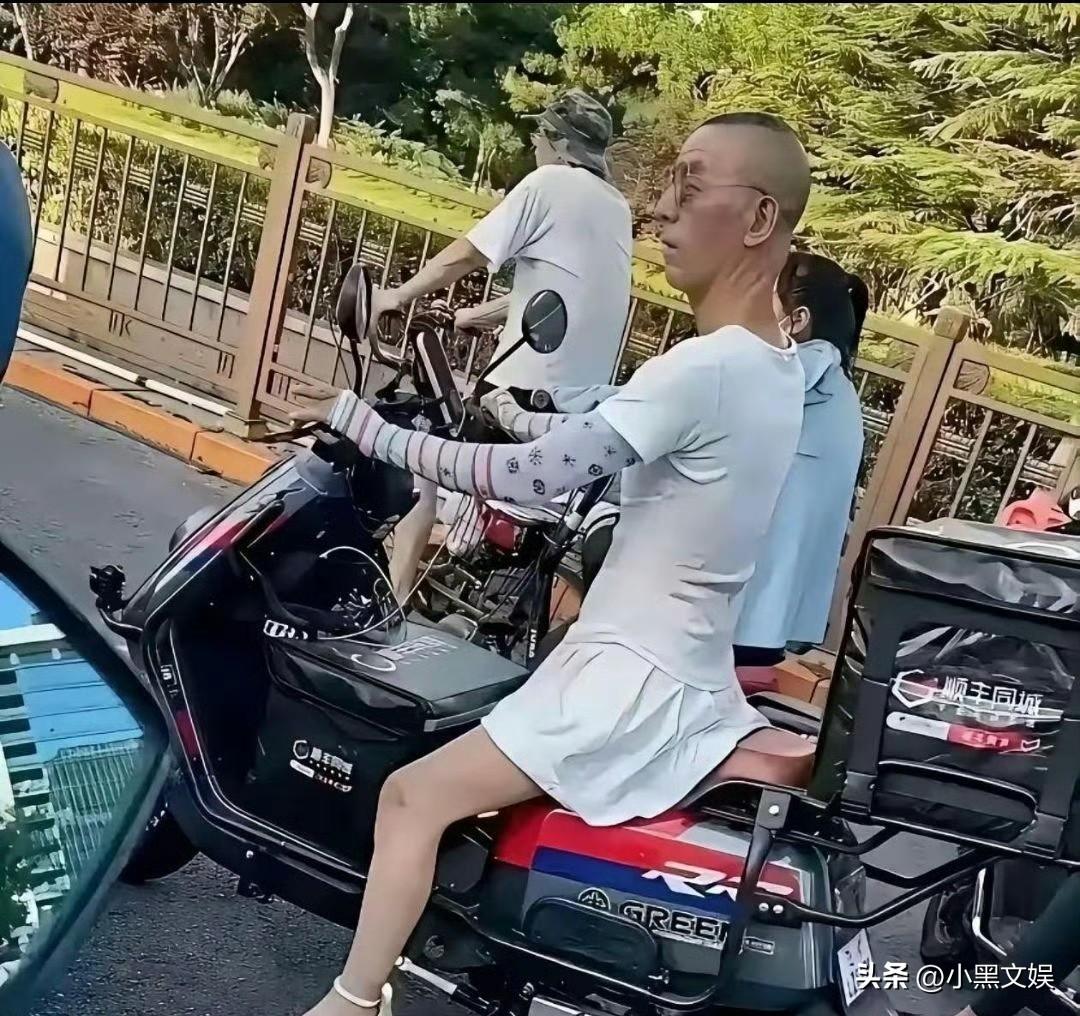 大爷你穿女装是你的自由！
但是你这穿超短裙就有点辣眼睛了吧。