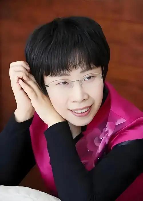 北大才女蒙曼50岁至今未婚，朱迅问她：“你最想嫁给谁？”谁都没料到，这位满腹经纶
