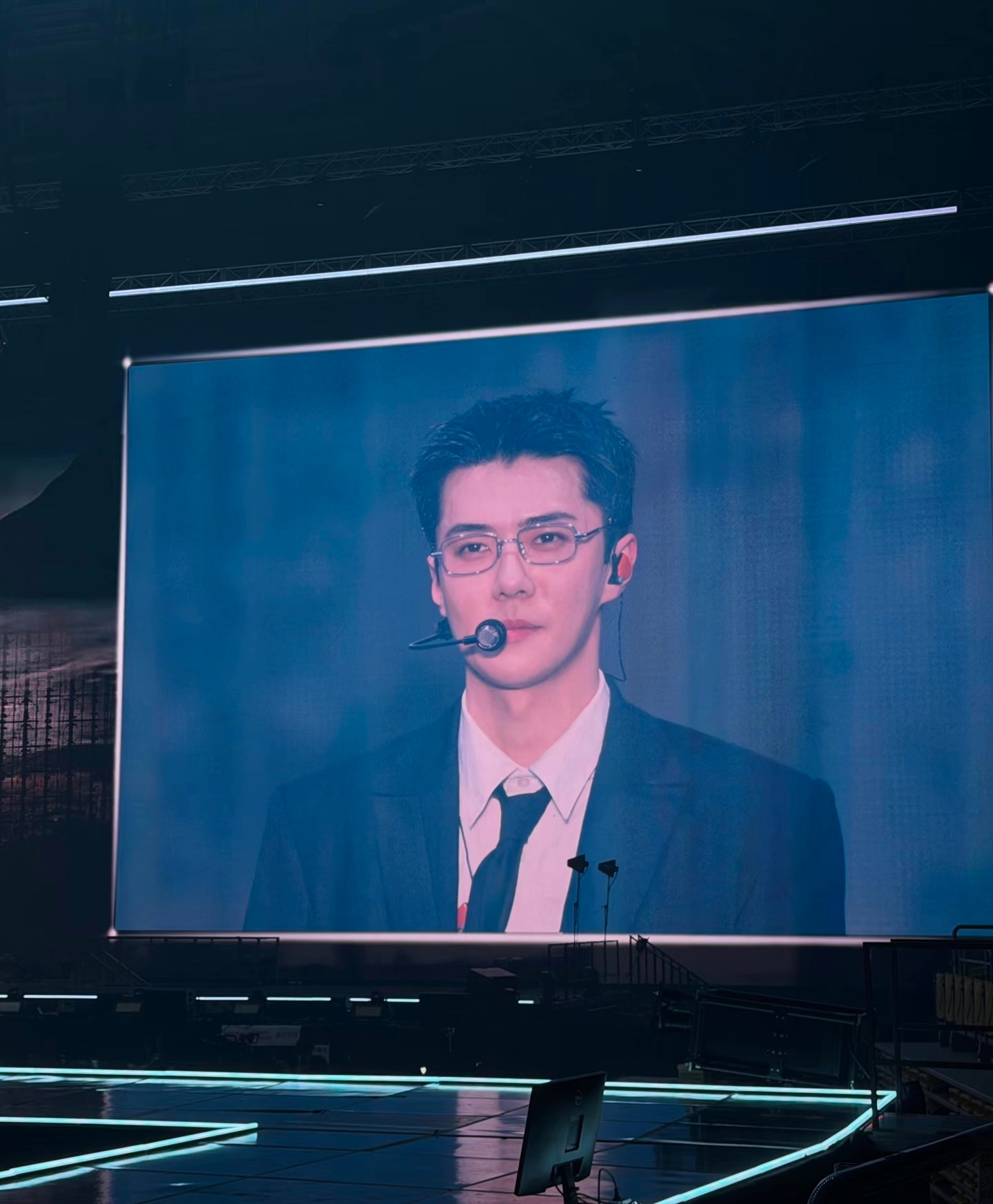 就这还说自己戴眼镜丑啊！吴世勋减重十斤的权威吴世勋西装金丝眼镜