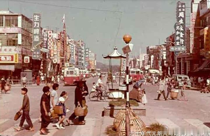 這是60年代元朗大馬路一帶的舊貌與近年的對比。香港