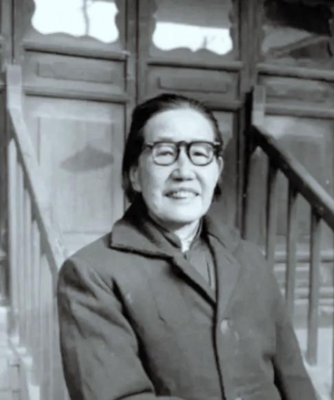 1937年，一位女红军在牧民家中诞下一子。当马家军搜捕时，她正给孩子喂奶，危急关