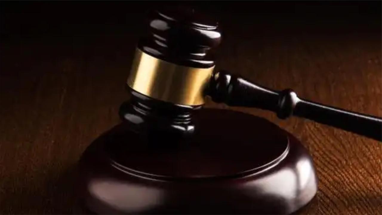 保姆偷偷转走独居老人30多万元，被辞退后她还撬锁、下跪，家属报警一查，发现她身份是假的