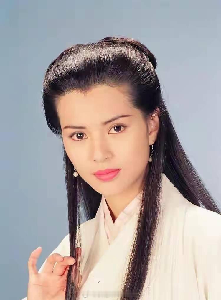 刘亦菲和李若彤版的小龙女哪个更符合原著小龙女的形象，为什么？ ​​​