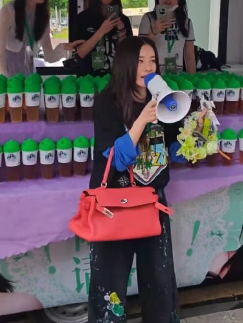 阚清子爱马仕拎一个挎一个 说真的，拎一个挎一个不是谁都能驾驭的，阚清子硬是背出了