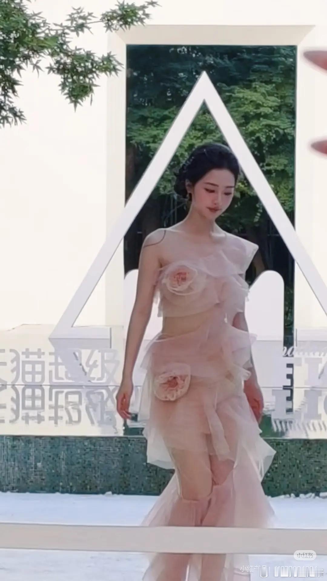 邓恩熙之前总是不吸粉的原因，是因为风格没有找对吧？ 