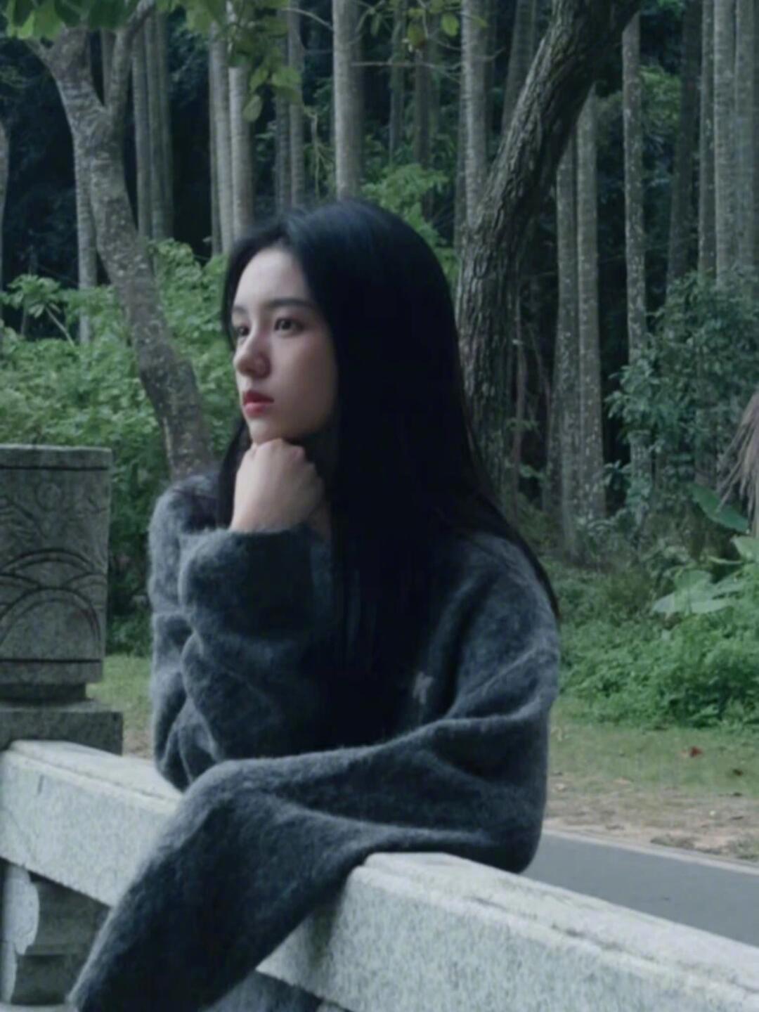 #咪咕星鲜事##周也早期穿搭#清冷少女感从早期就稳定输出了✨ 每套look都写着