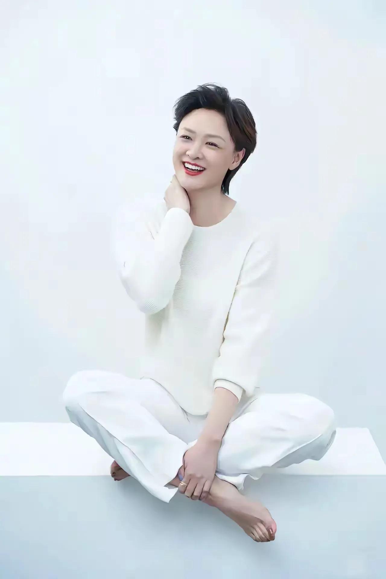 平时我们看到的是严肃一面，主持人李小萌，休闲在家的情景真的好美，这是另一面的李小