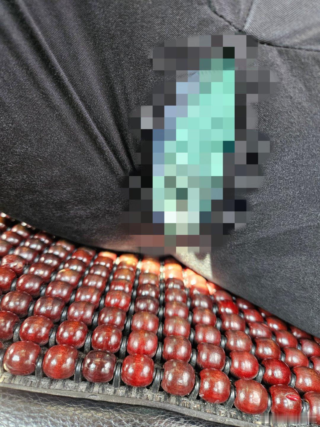 玩蛋了！前些天崩开的裤子洗了忘记去补，今天周一又穿上了……这开口，这裂度，我只能