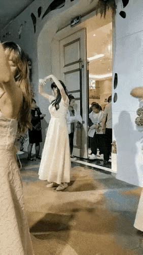婚礼的高潮来了！万众瞩目的新娘即将闪亮登场！
轻歌曼舞中，人生高光时，新娘却被人