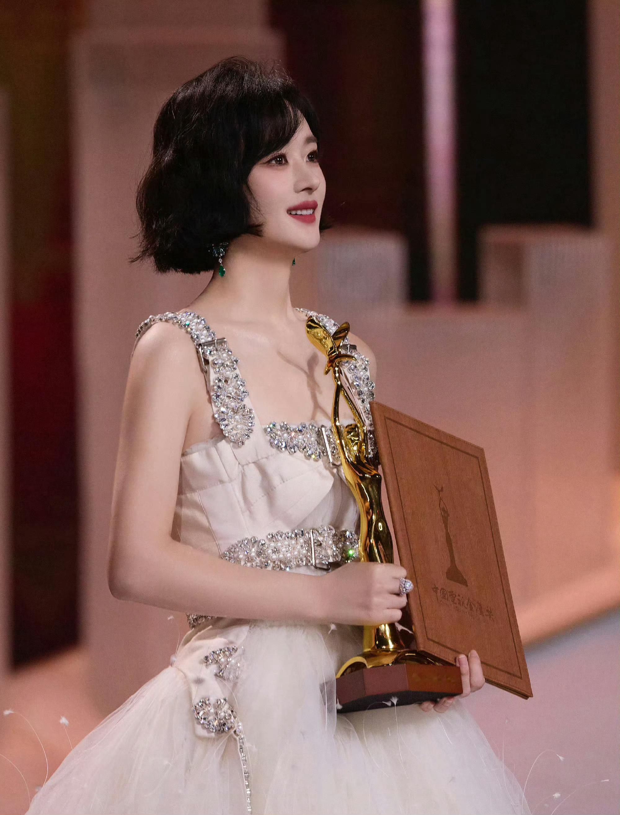 #赵丽颖二封金鹰视后#赵丽颖二封金鹰视后[送花花][送花花]姐姐值得！！许半夏永