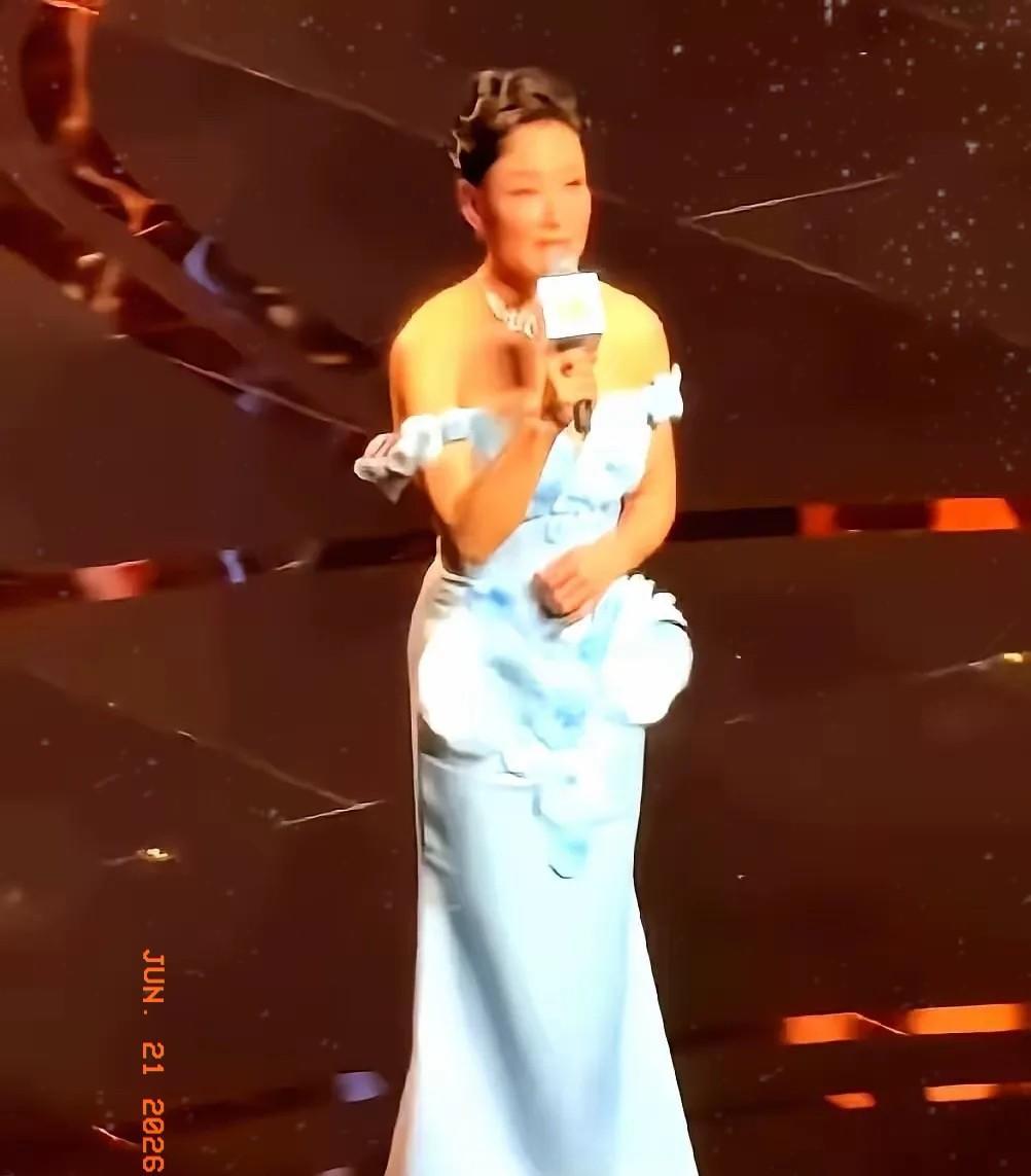 明明拿着美国护照，偏要在上海电影节红毯上强行煽情说“回到了自己家里”，结果迎来的