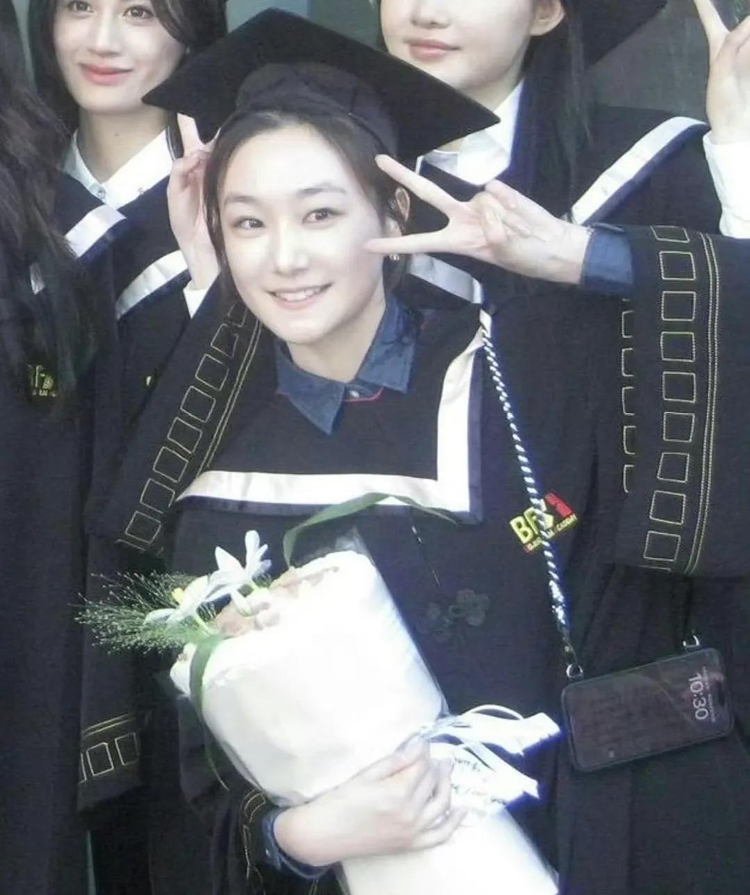 被孙俪妹妹毕业照上的妹子惊艳到了！站C位这个女孩子，长得好有辨识度。孙俪妹妹这届