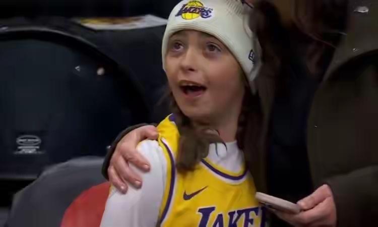 洛杉矶湖人詹姆斯连续得分上双纪录终结NBA常规赛，湖人客场123-120战胜猛龙