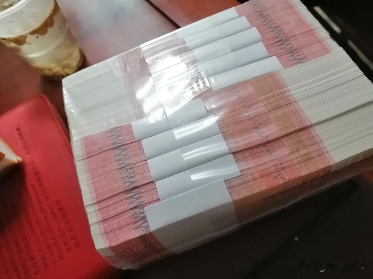 工资必须得够日常开支，工资低就少花，工资高就多花，不够开支怎么办呢？借钱开支？那