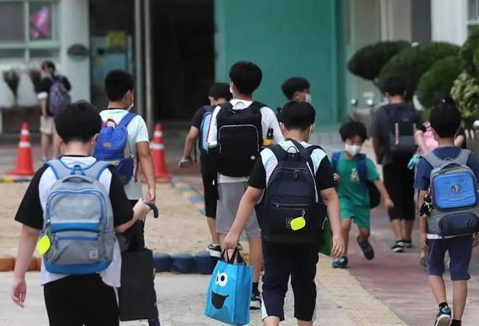 “子涵梓萱”时代已经过去了！前几天看见一位爸爸，在清华名单里给孩子取名字！感觉他