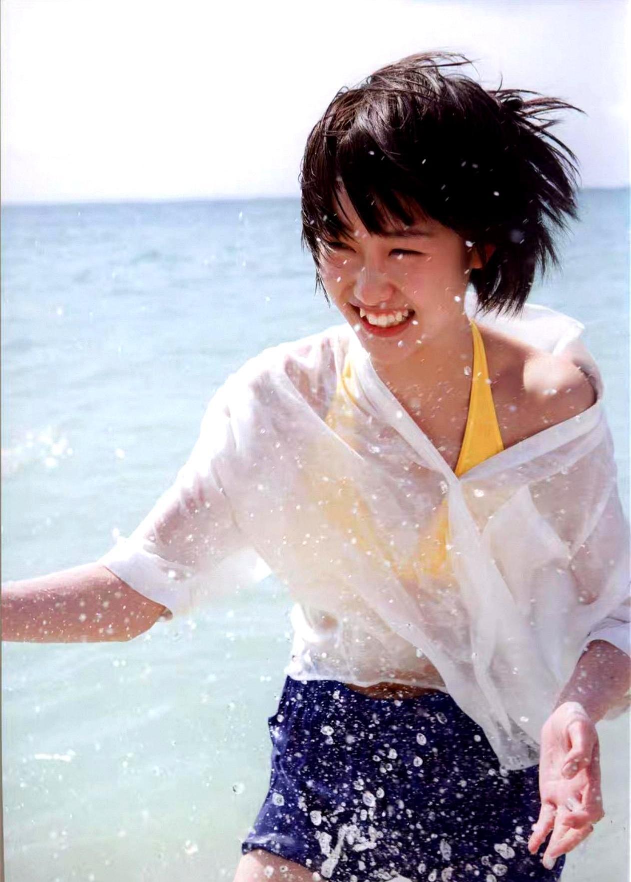 没人把幼儿园小班的狂言当真，除了工藤遥。
 
11岁披上橙色战袍挤进早安少女组。