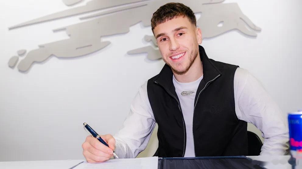 格鲁达够猛，他没有选择飞行，而是自己和两名朋友一起，周六晚上从英国开车1052公