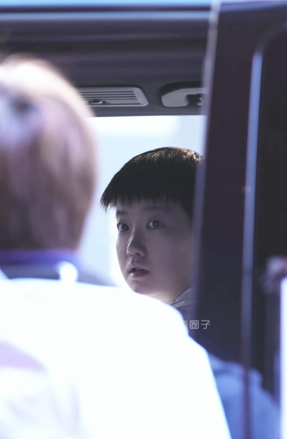 莎莎这布灵布灵的大眼睛，
还会说话呢，
灵动的双眼真漂亮，
有种一眼万年的感觉。