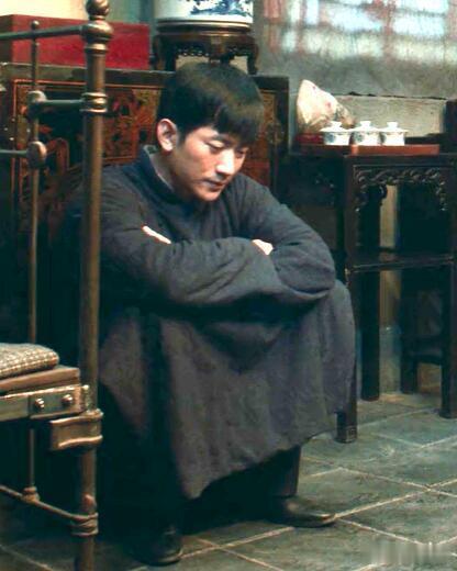 费文典把我妈气得直骂谁没被费文典气到？明明离幸福一步之遥，却被封建枷锁捆得死死的