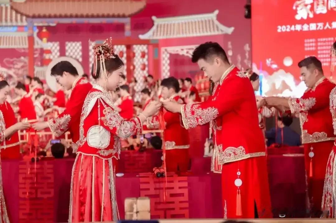 婚礼开幕词
祥云瑞彩双飞鸟
紫气霞光满堂春
喜溢酒杯炮竹闹
情满彩棚梅花笑
华堂