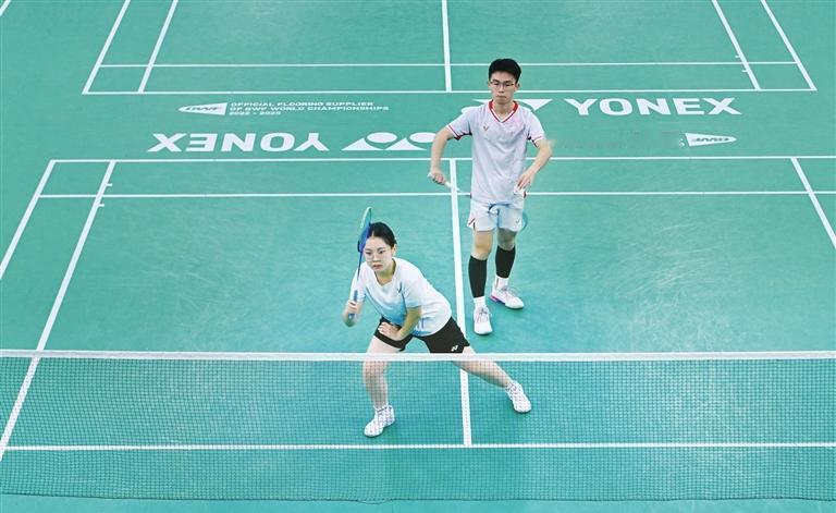 庙前街道的羽毛球赛，42支队伍杀得火热，330多人撸起袖子就上场。
不是专业队，