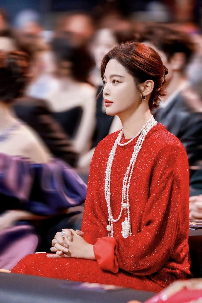 辛芷蕾，微博之夜照片没几张拍得好的照片，清一色全是杨幂拿奖的。估计辛芷蕾姐姐下次