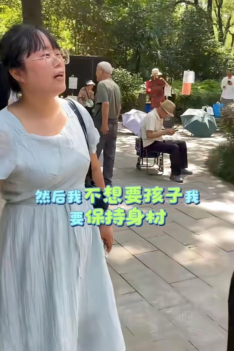 图上的大姐是86年的。至今未婚。虽然已经40岁了，但她依然来相亲角希望找到她心中