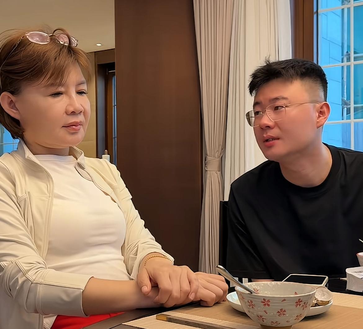曲美富二代赵泽龙回应“吃回扣”32万！妈妈亲自打电话询问，语气语速都变了，泽龙亲