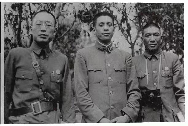 三位抗战将领珍贵合影！大家认得出几位呢？

照片应该摄于1937年八一三淞沪会战