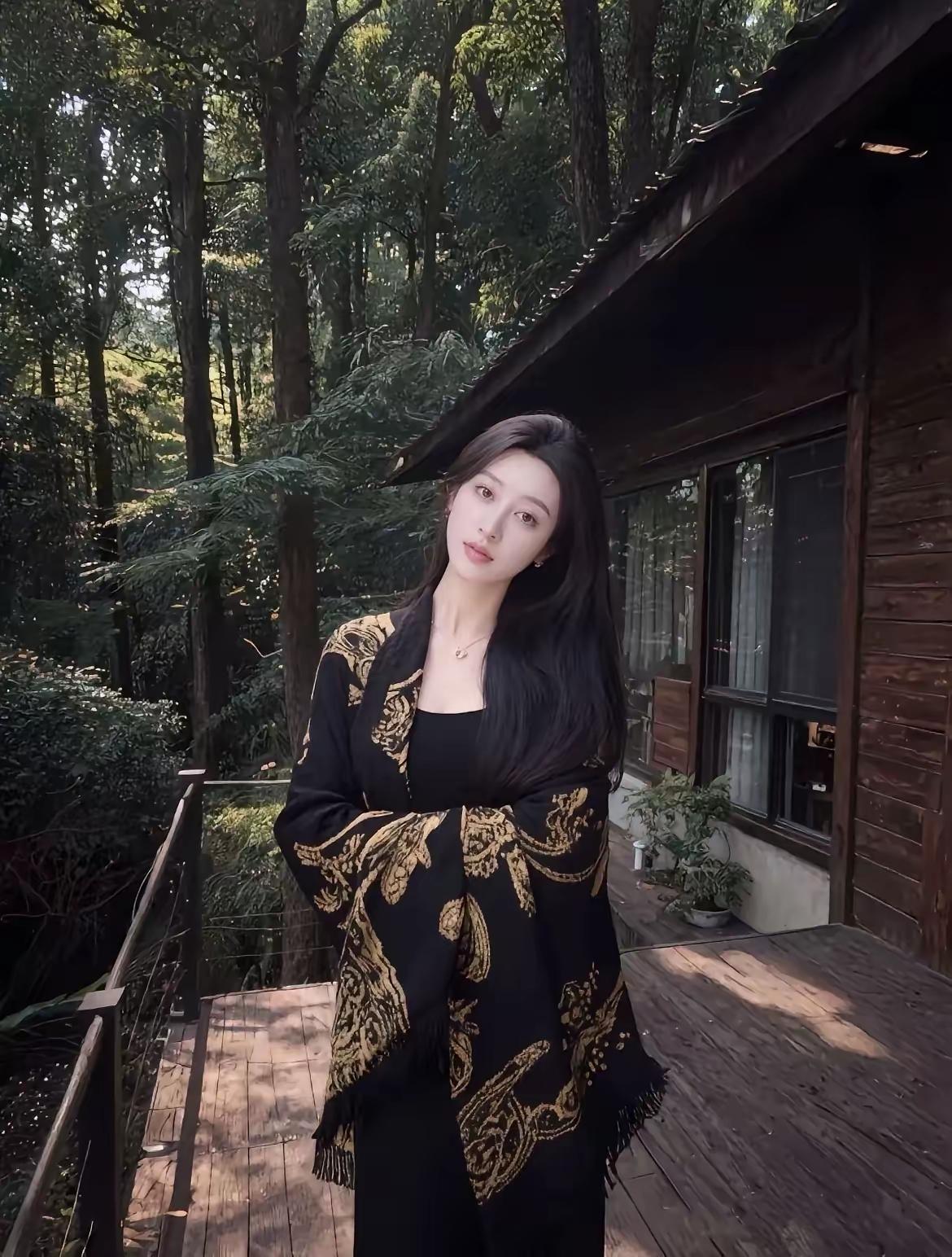 森林中的时尚少女，黑金相间披肩，自然与优雅的完美结合。