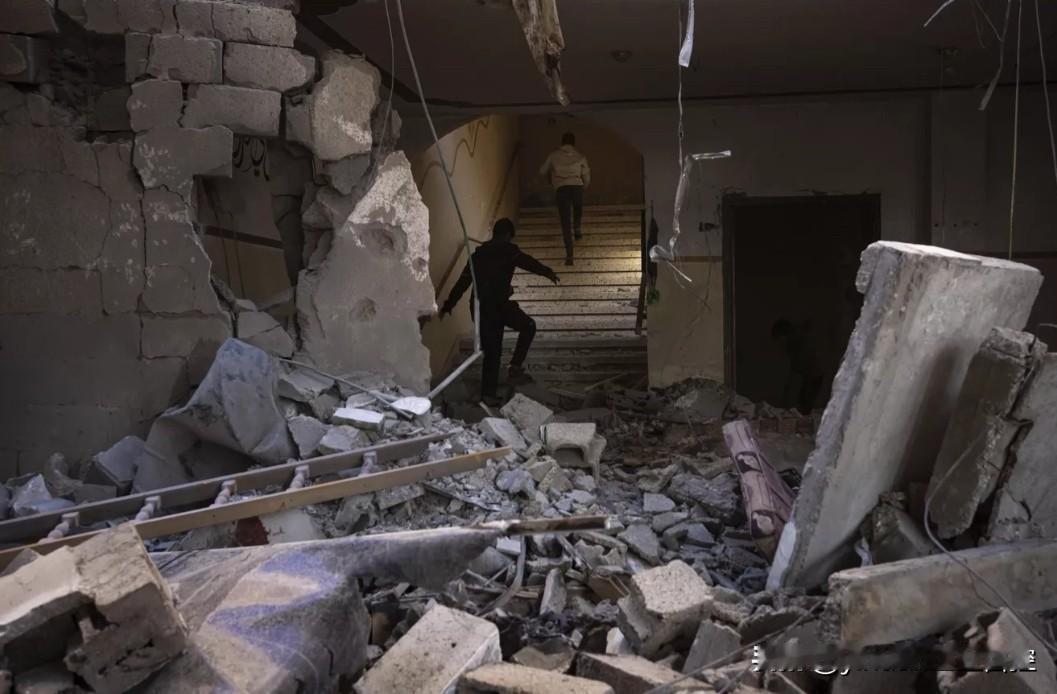 半岛电视台今天报道：
    内塔尼亚胡以哈马斯在加沙地带南部拉法用反坦克射弹和