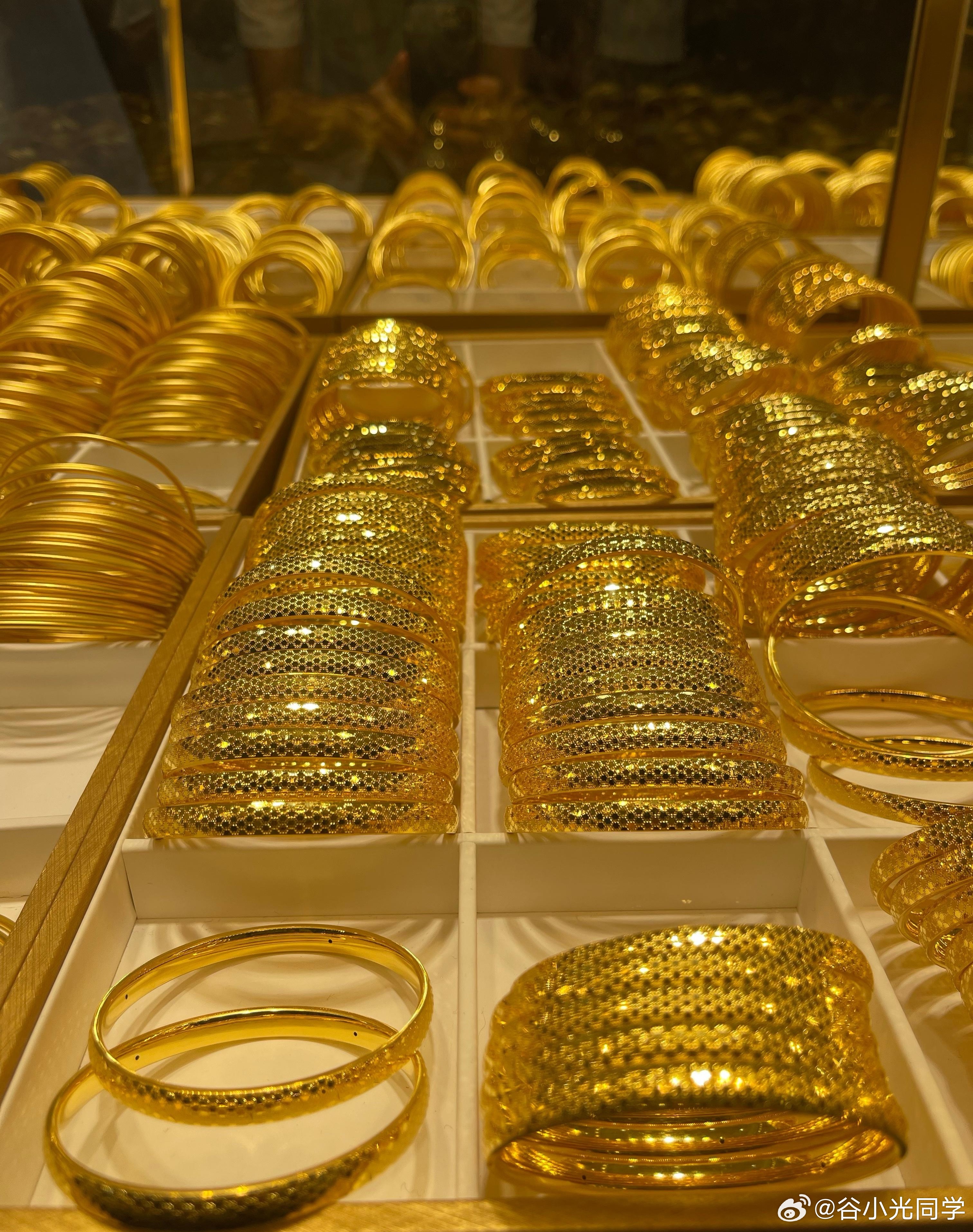 金店报价全线跳涨成品黄金价格虚得很，前不久1500左右一克的时候去逛了逛，绕了一