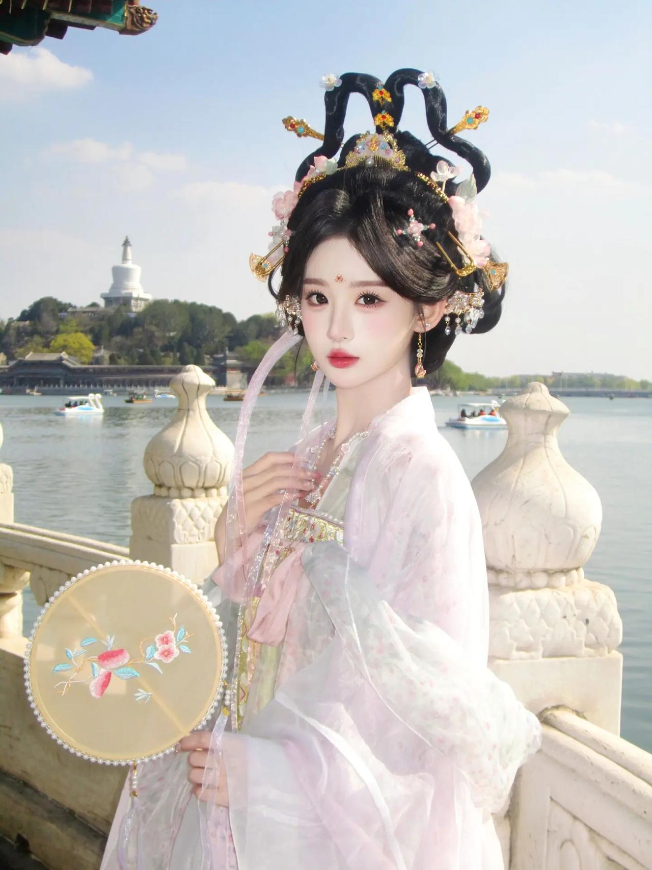 穿上汉服去北海公园赴一场春日之约吧！看这位小姐姐，衣袂飘飘站在石栏旁，宛如画中走