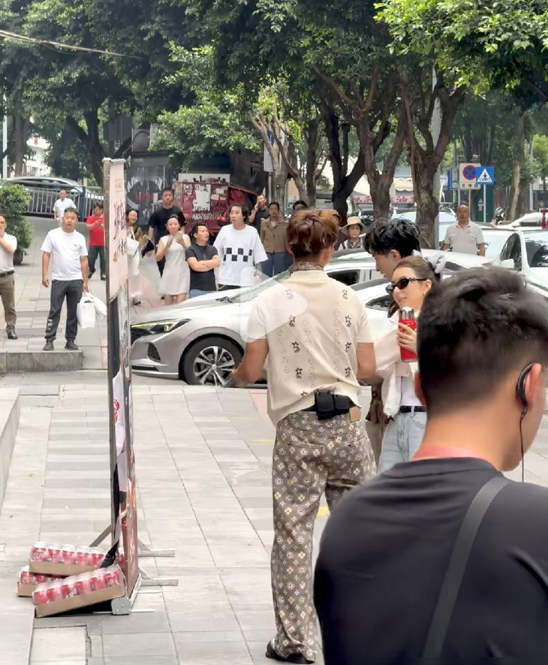 郭富城给自己买辆跑车花1000多万不眨眼，但老婆结婚那天穿的秀禾服，只花了400