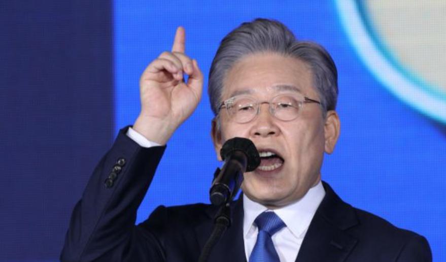 一场本该聚焦艺术表达与创意碰撞的国际双年展，临到开幕前的关键节点，所有讨论的焦点