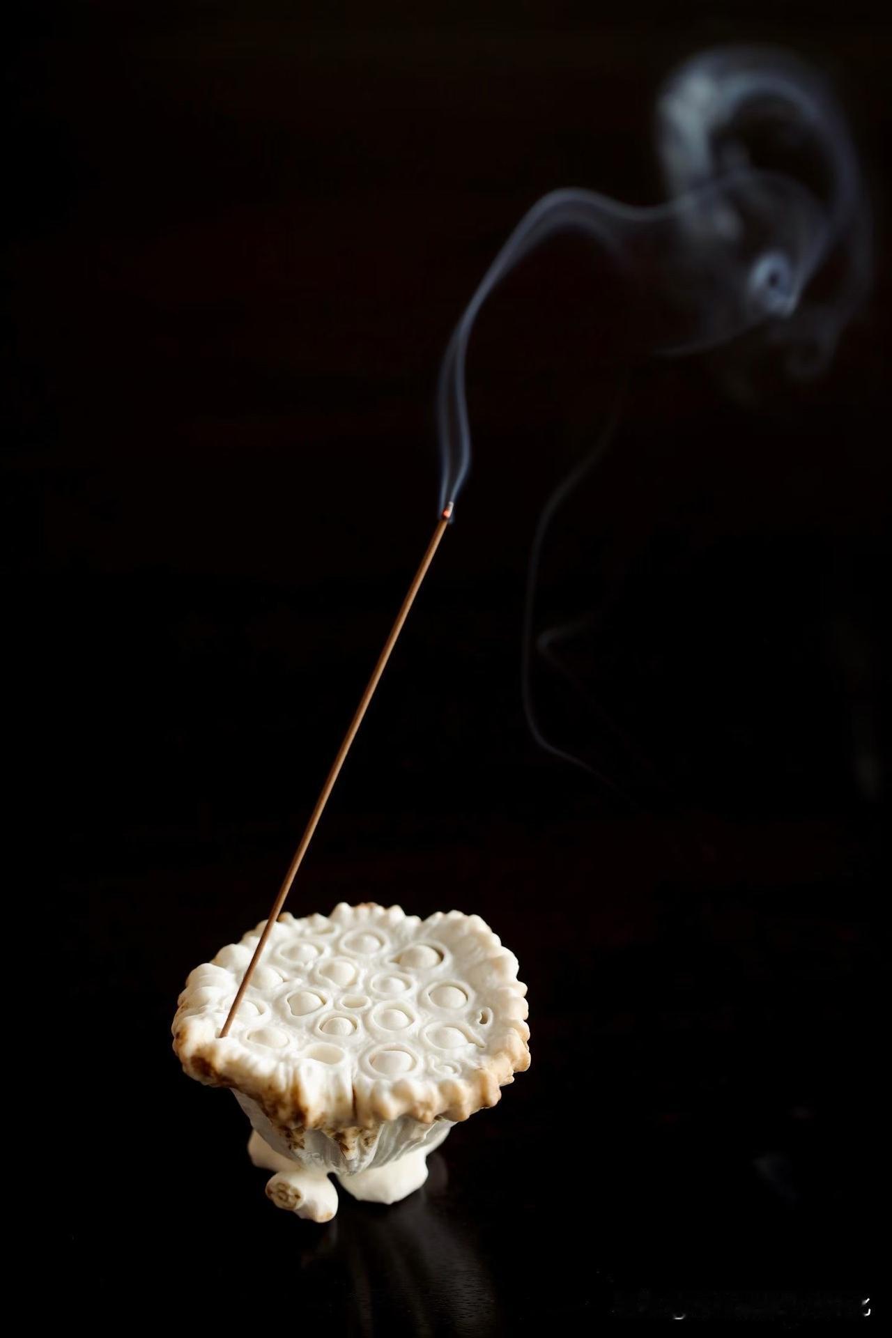 这一枚莲蓬，不只是器物，更像一段“静下来”的时间。

鹿角温润如脂，色泽由浅入深