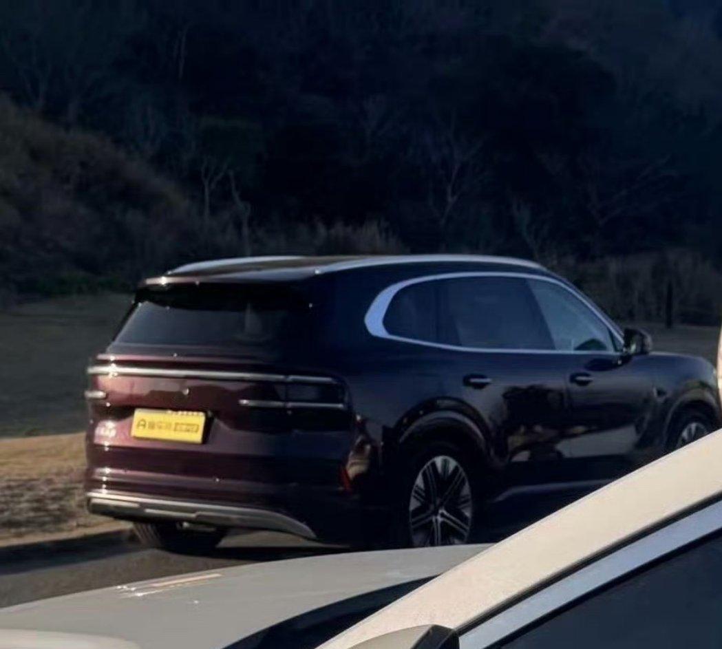 极氪8x 的颜值针不戳，看起来刚刚好，真希望极氪这一套设计语言的车能大卖，让更多