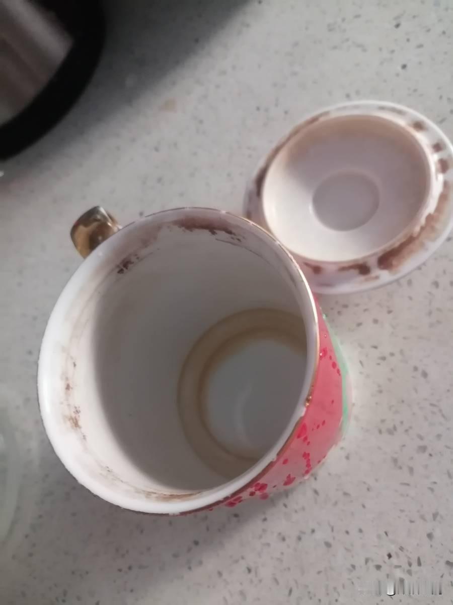 茶缸子，给我放到阳台上去了。
找它那二十分钟，我在客厅和阳台之间像个傻子一样来回