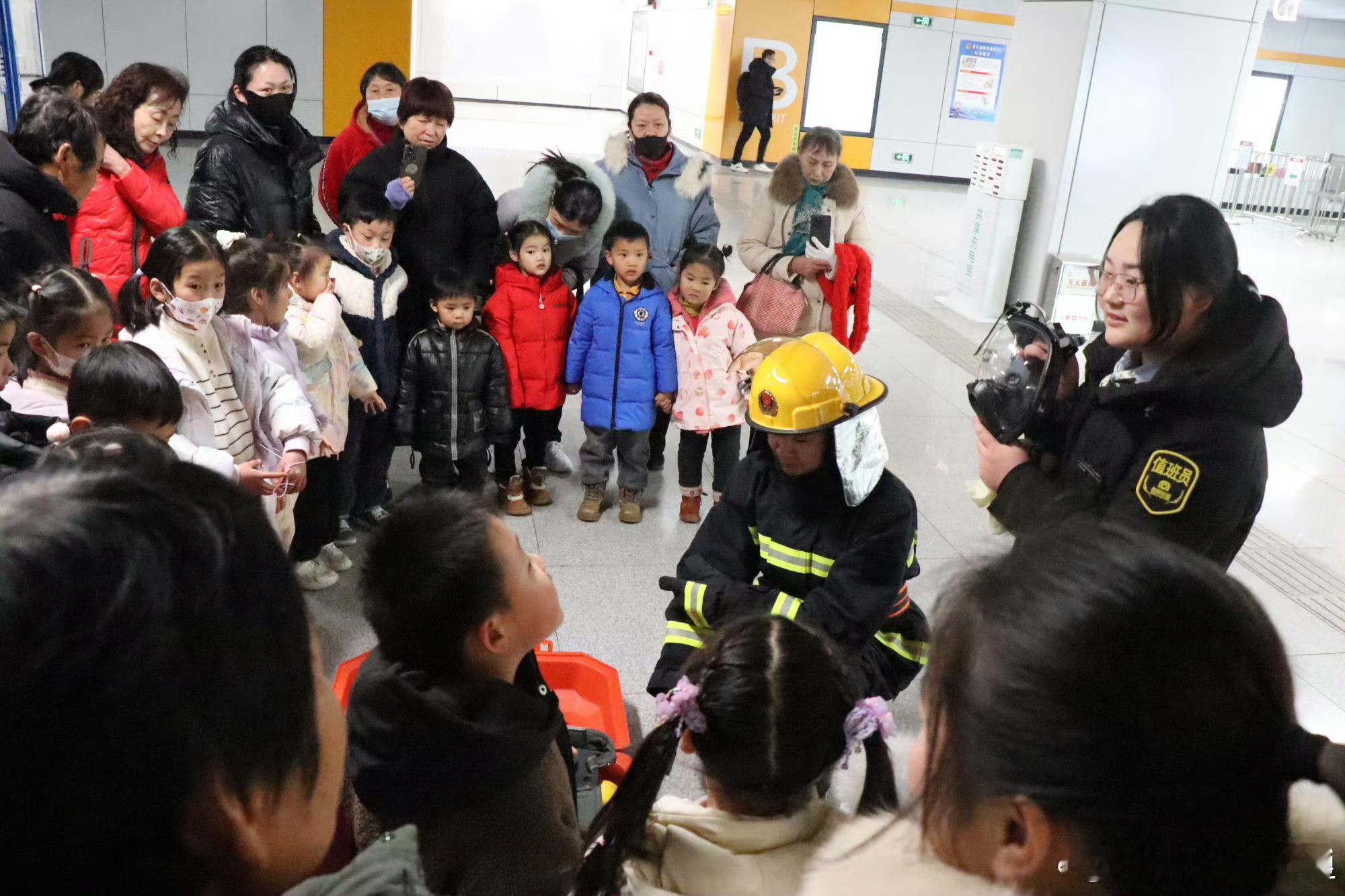 近日，安徽合肥，合肥地铁青龙岗站化身探秘基地 ，少年们变身小小地铁人，走进控制室