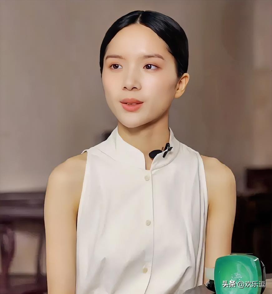 果然真正的美女经得起大光明的考验
 
李思潼拿下首个美妆品牌代言广告，一出场就是