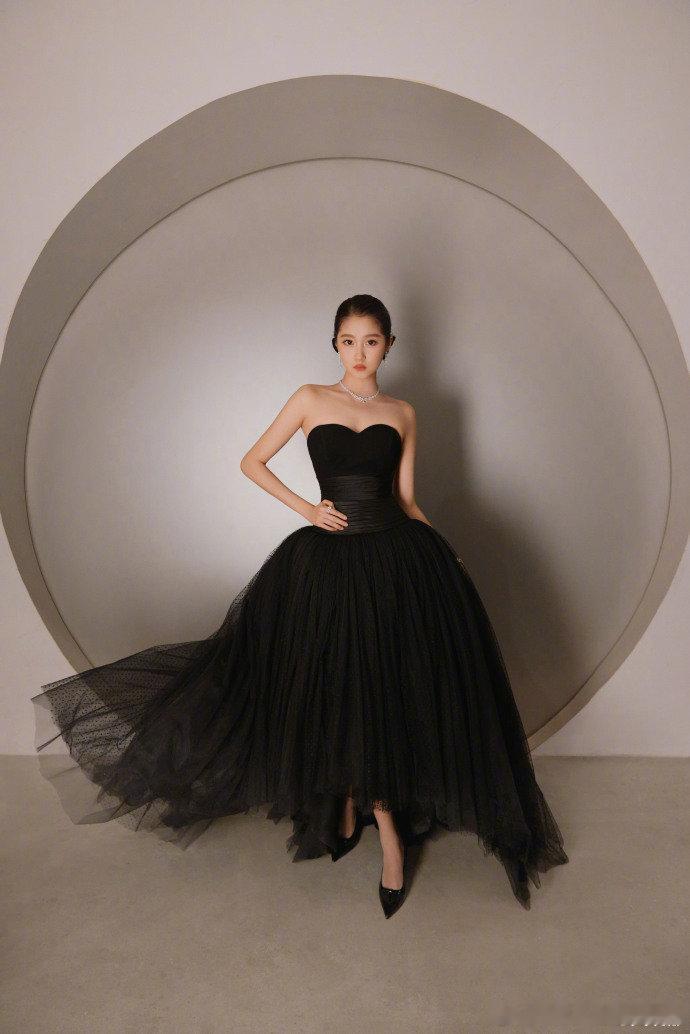 关晓彤说很有礼帽的allblack关晓彤黑色礼帽造型拽姐气质天花板！全黑造型 +