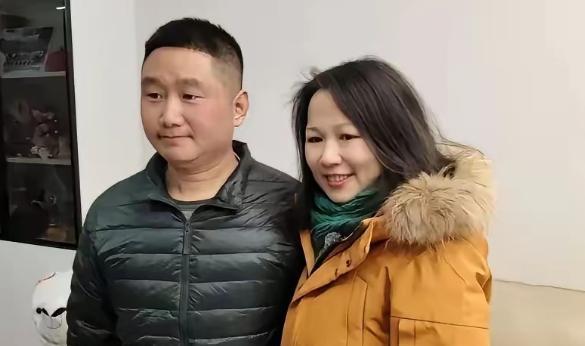 北京，1女子坐车前往河南见素未谋面的男子，见面后，女子冲上去拥抱男子含泪道：对不