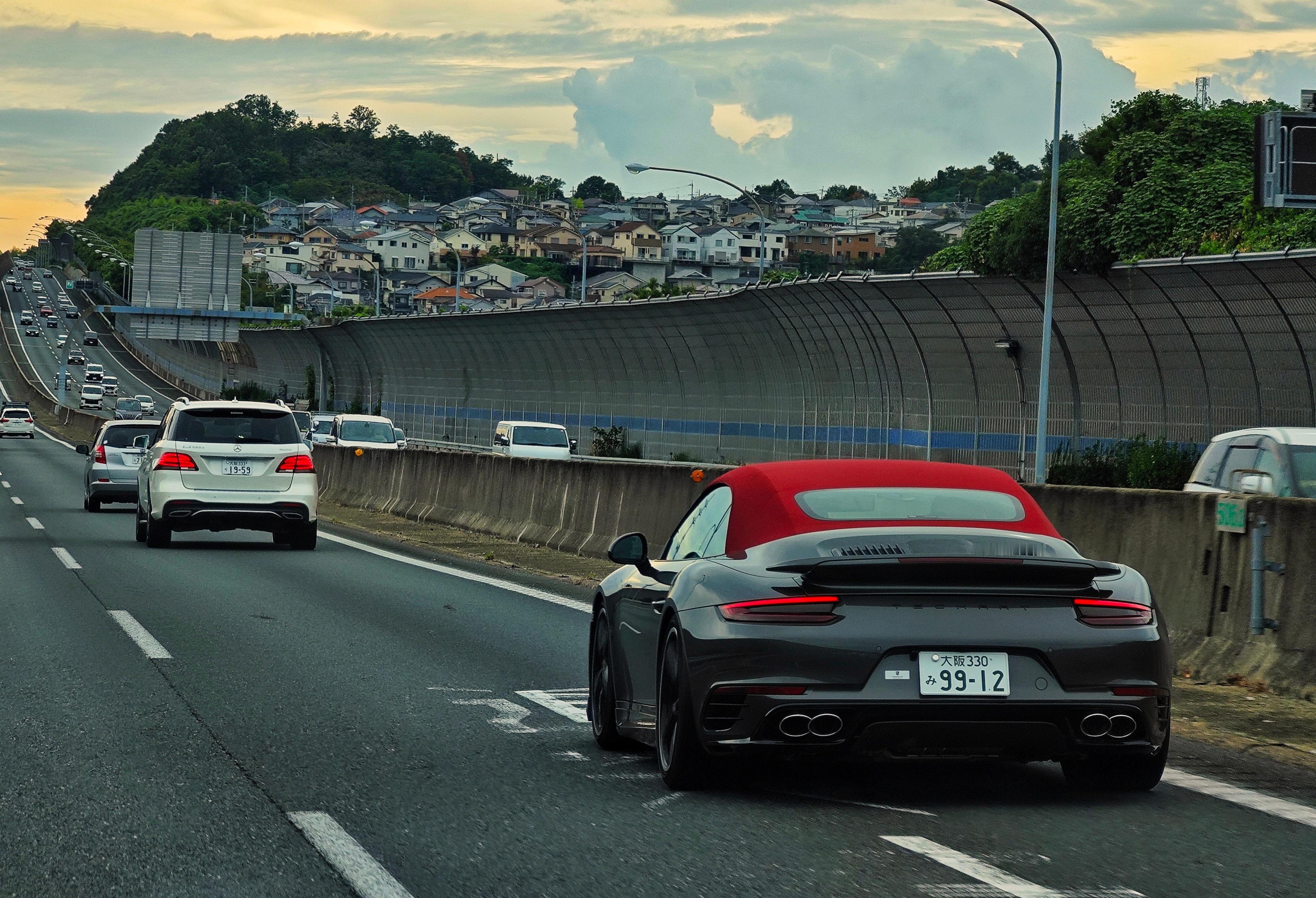 即使抠掉尾标，911 铁粉也能一眼认出这是一辆 991.2 Turbo S 敞篷