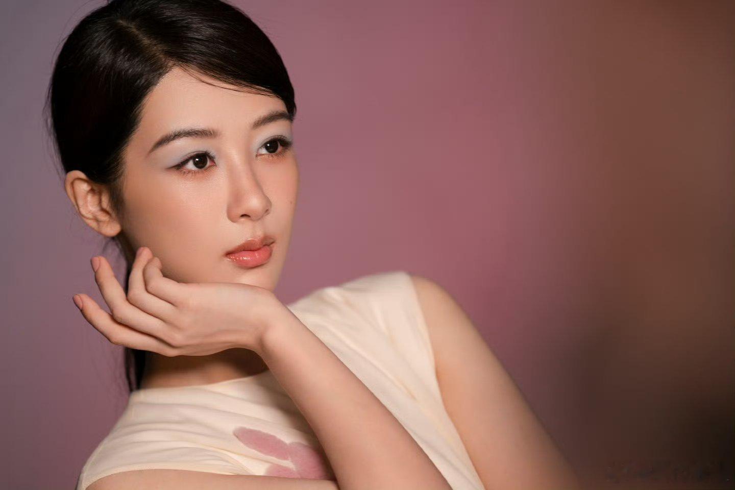 #杨紫聆听唇间呓语#杨紫的一组花絮，聆听唇间呓语，浸染灵动遐想～蓝色眼妆好piu