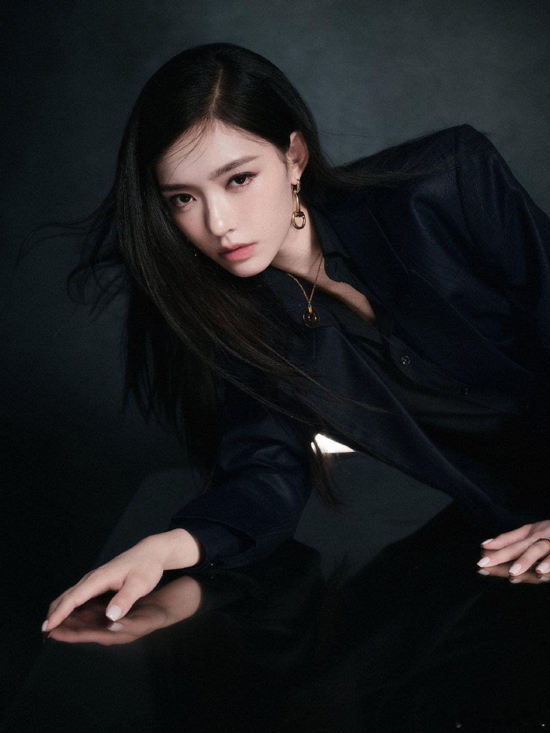 Gucci认领林允 复古氛围感被林允稳稳接住，妆容、发型和整套穿搭互相呼应，整套